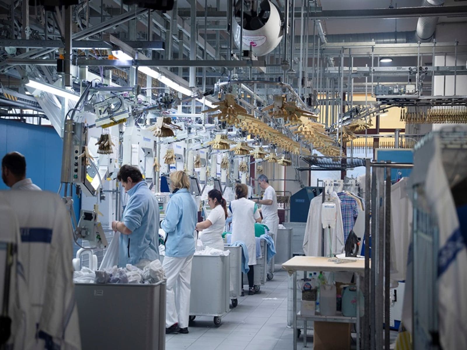 Rolls-Royce has received an order from the Abel industrial laundry in Anger, southern Germany, to design and install a microgrid to provide its own power and heat supply. The existing mtu gas genset and photovoltaic system will be supplemented by an mtu EnergyPack QS battery container and the mtu EnergetIQ Plant Manager automation system at the beginning of 2024.

Rolls-Royce hat von der Großwäscherei Abel im süddeutschen Anger den Auftrag erhalten, ein Microgrid zur eigenen Strom- und Wärmeversorgung zu konzipieren und zu installieren. Das bereits vorhandene mtu-Gasaggregat und die Photovoltaikanlage werden Anfang des Jahres 2024 ergänzt um einen Batteriecontainer mtu EnergyPack QS und das Automationssystem mtu EnergetIQ Plant Manager.