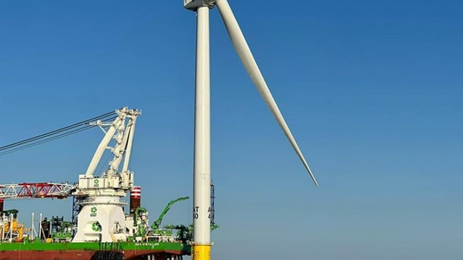 First turbine installed at Massachusetts offshore wind farm