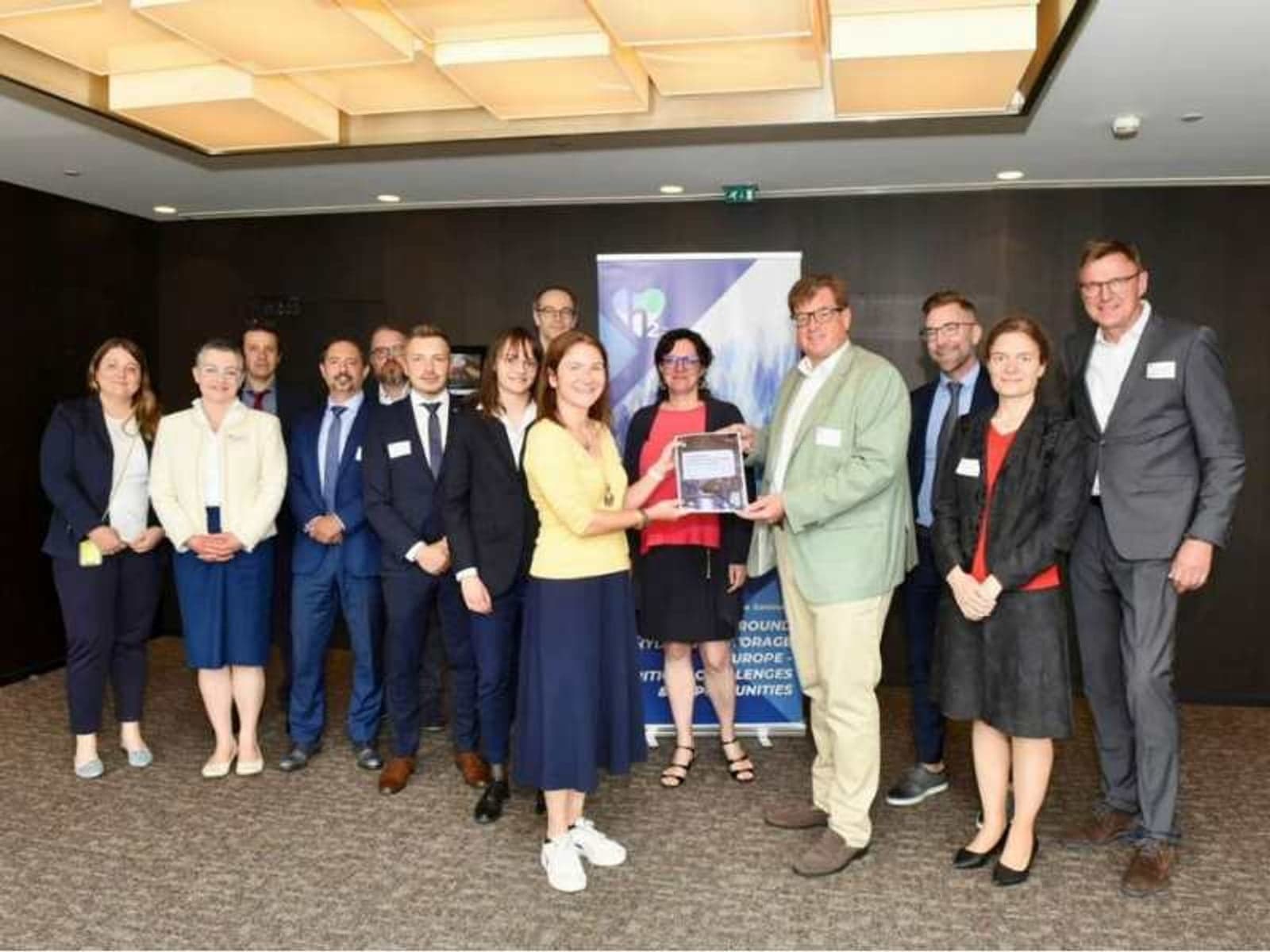From left to right: Verena Friedl (RAG Energy Storage GmbH), Evelyn McKinnie (Guidehouse), Marco Gazzola (SNAM), Youssef Chekli (Terega), Thomas Engel (OMV Gas Storage GmbH), Andrej Kočibal (NAFTA), Mélisande Duhalde (Storengy), Pieter van Aartsen (Gasunie), Kitti Nyitrai (EU Commission), Carole Le Hénaff (Storengy), Michael Schmöltzer (Uniper Energy Storage), Georg Dorfleutner (RAG Energy Storage GmbH), Charlotte Roule (Storengy), Peter Schmidt (EWE Gasspeicher GmbH). Courtesy H2eart for Europe.