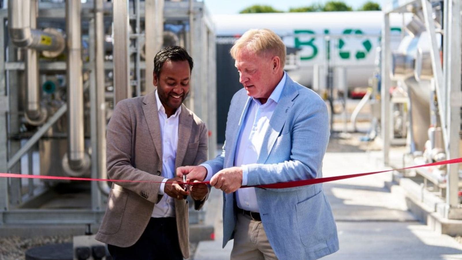 BioCirc CEO Bertel Maigaard and Mayor of Vesthimmerland Per Bach Laursen cut the ribbon.