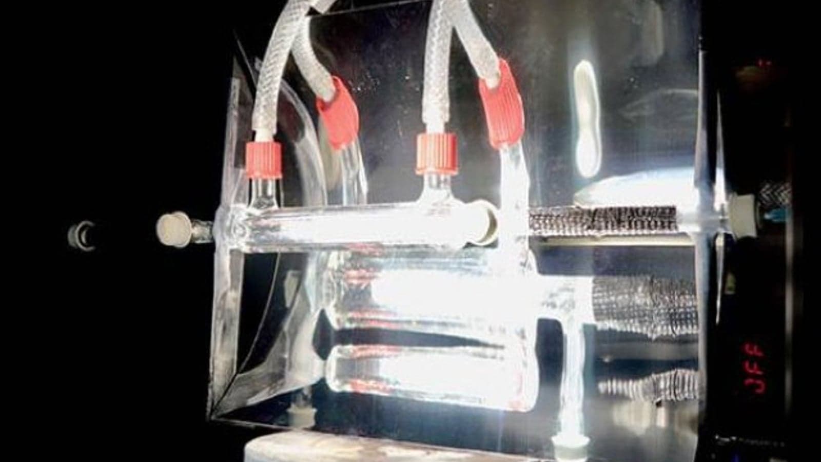Solar-powered reactor captures CO2 from air to make green fuel
