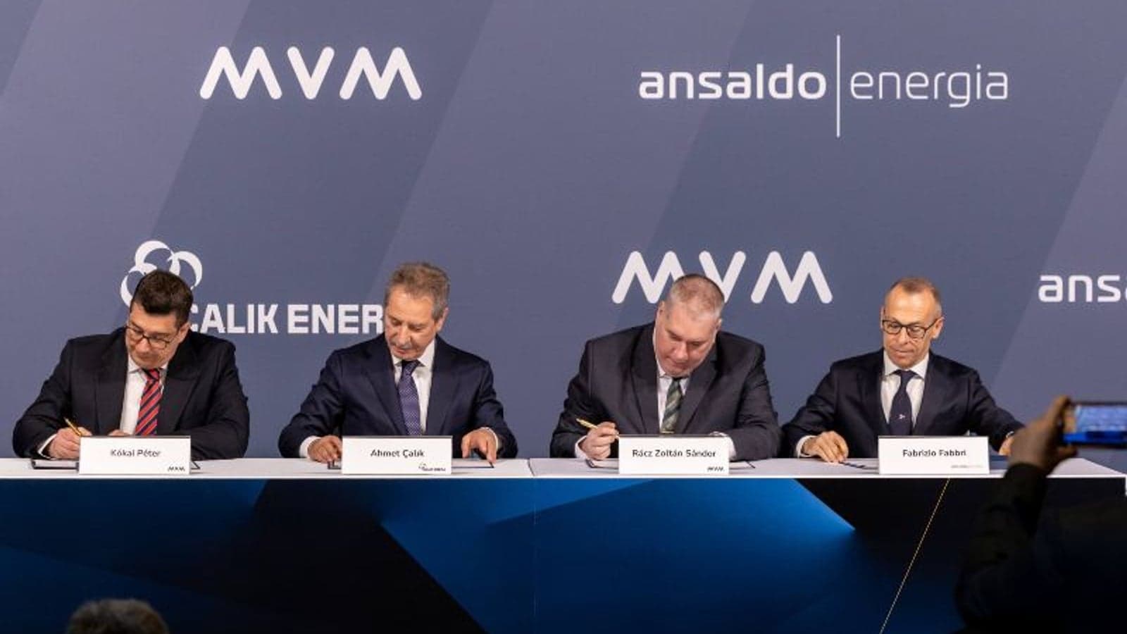 Contracts signed for 1000MW CCGT plant in Hungary