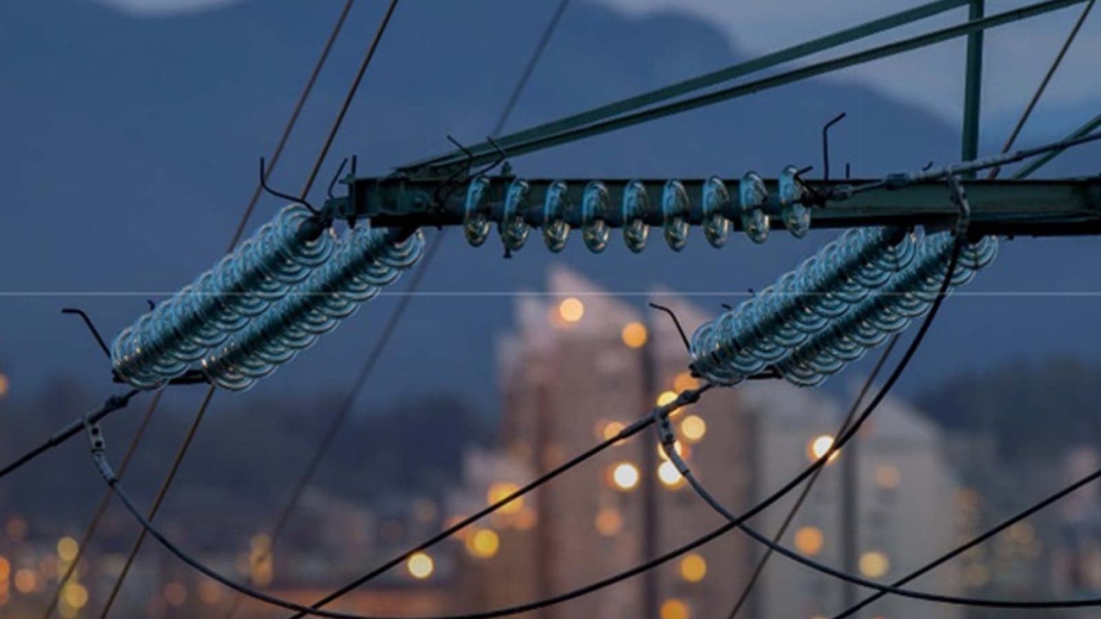 Detecting waveform anomalies to maintain grid stability