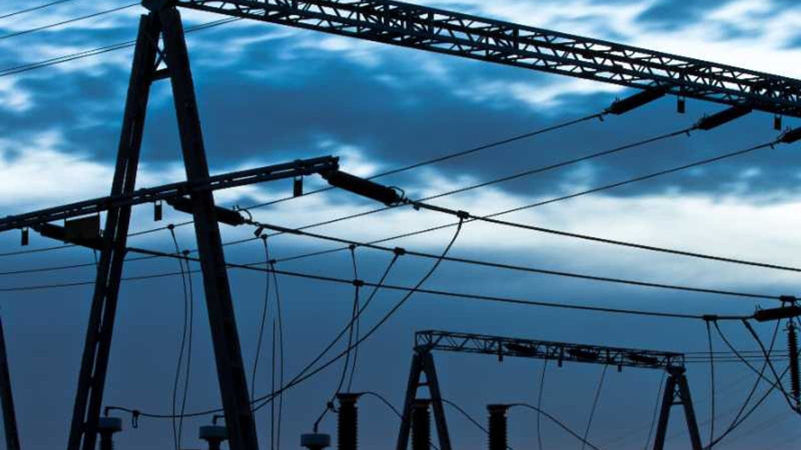 Hundreds of thousands customers experience outages from ex-Tropical Cyclone Alfred