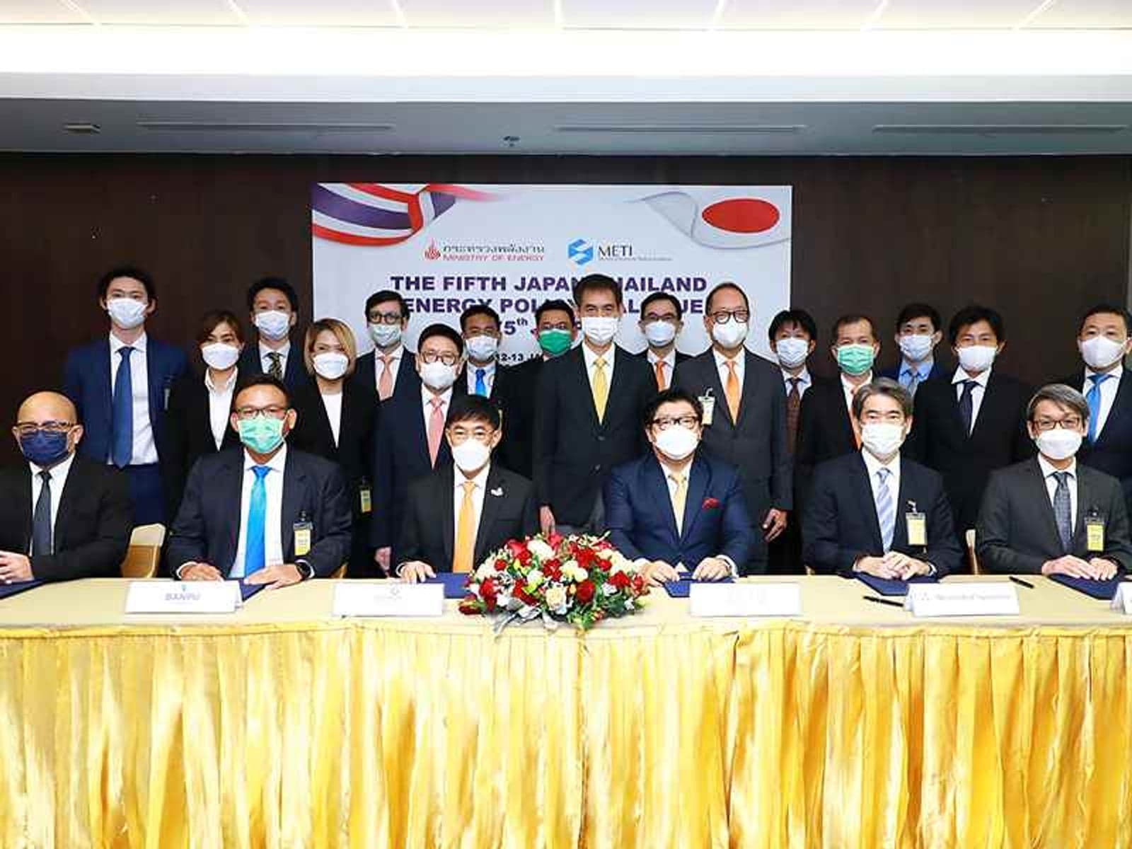 Hiromi Ishii (Director, Power Systems Project Engineering Department, Steam Power Maintenance Innovation (SPMI) Business Division/MHI) (1st from bottom right) and Yuthana Charoenwong (Managing Director/ BLCP) (1st from bottom left) together with representatives from BPP, EGCO Group, JERA and Mitsubishi Corporation at signing ceremony