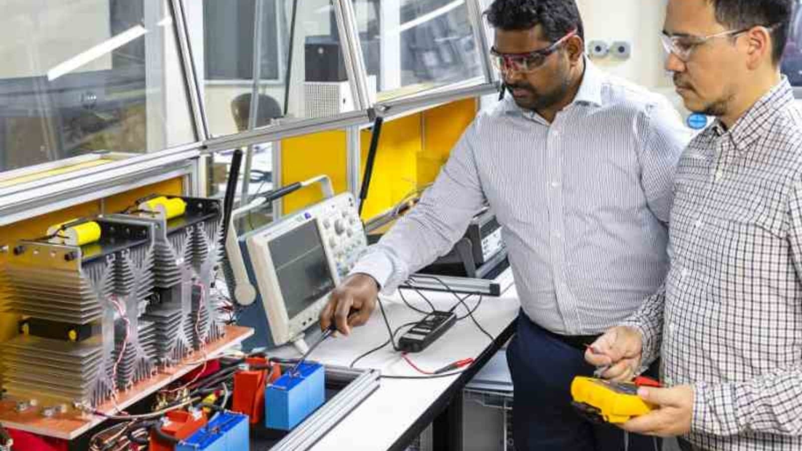Researchers develop lower cost semiconductor-based MV circuit breakers
