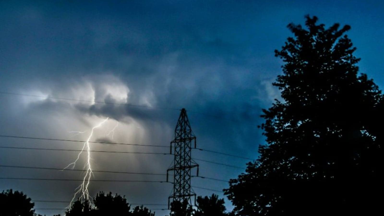 DOE selects projects to strengthen grid against wildfires, extreme weather