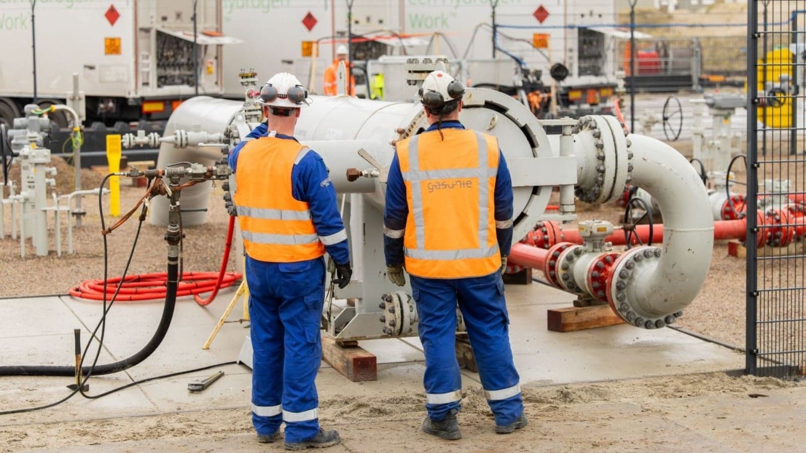 First section of Rotterdam’s hydrogen network filled with H2