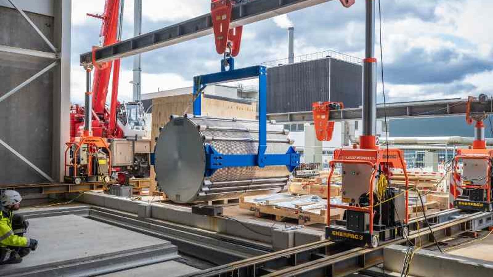 Electrolyser modules arrive at RWE's 14MW hydrogen pilot in Germany