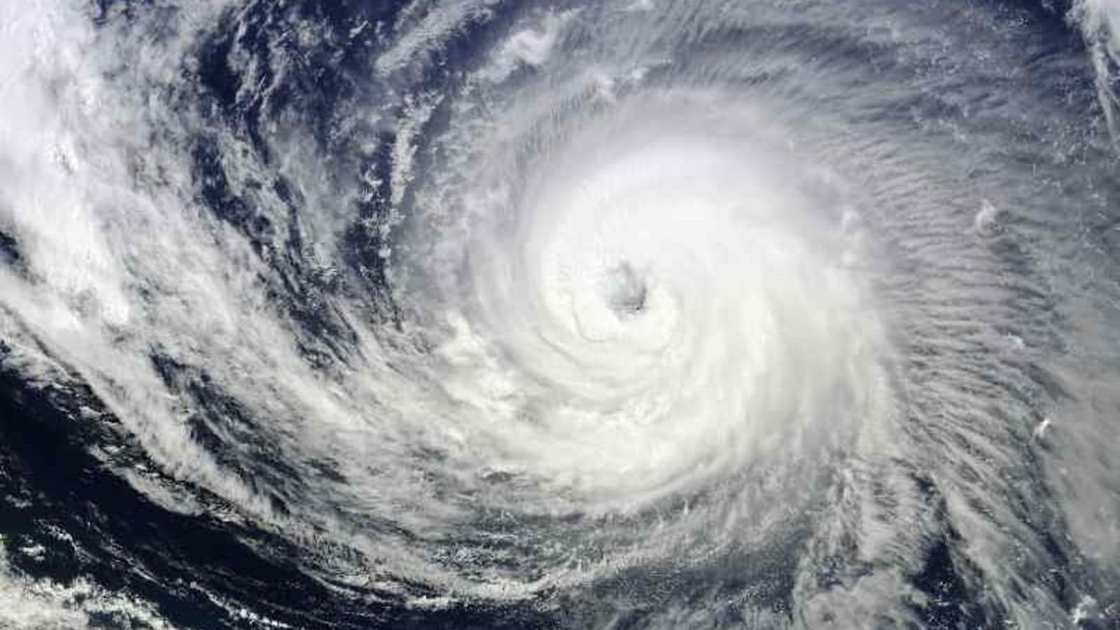 A hurricane-proof Caribbean super grid