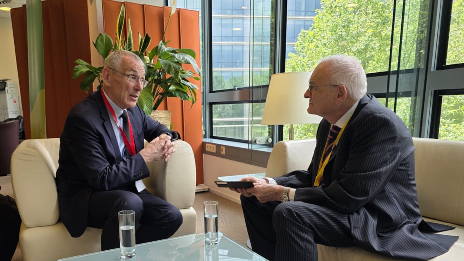 Andris Piebalgs (l.) in conversation with Jonathan Spencer Jones.