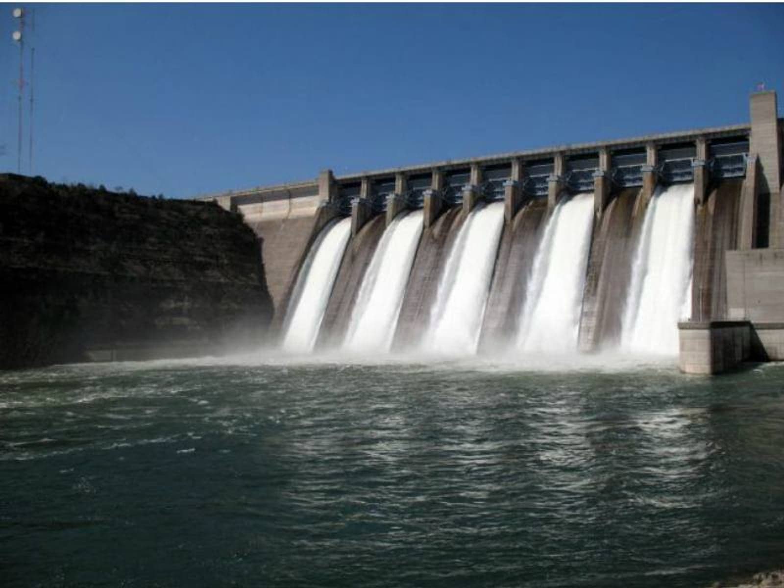 Hydropower facility, hydroelectricity production, reservoirs and dams